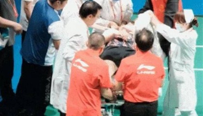 羽毛球世界第一石宇奇比赛中突发意外，被担架抬走后留院观察