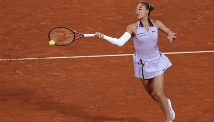 轻松击败阿郎戈，郑钦文晋级法网女单32强