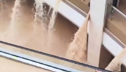 贵州榕江县一商场被淹，商户：位于三河交汇处，半夜水位上涨，有超市服装店被泡