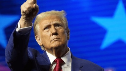 装都不装了？4万亿芯片巨头带“毒”入华，人民日报公开质问英伟达：拿什么相信你？