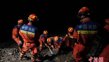 直击贵州省大方县果瓦乡山体滑坡夜间救援