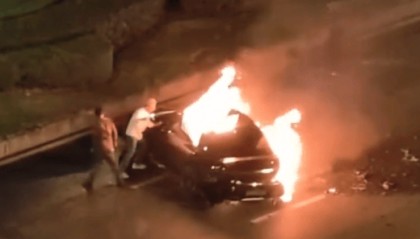 成都一辆小车起火，多名路人尝试救援打不开车门，目击者：消防灭火后用电锯切开门