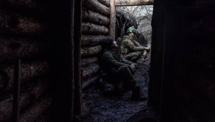 “屠村行动”打响！白人雇佣军扫射平民，临走给俄军留下一面旗帜