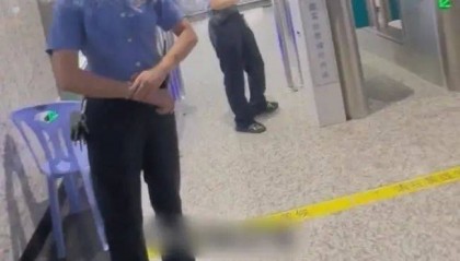 女子带四娃乘车其中两娃不到6周岁，补票时与乘务人员发生争执，12306回应