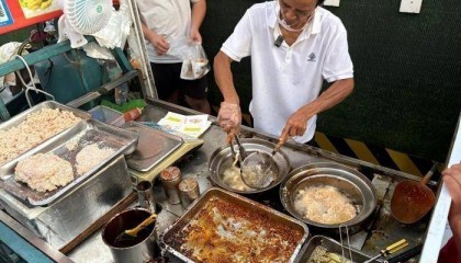 “鸡排哥”“炒粉哥”接连走红，“情绪价值”成假日文旅新密码