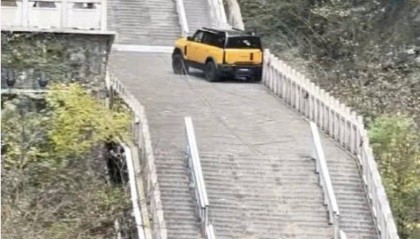 奇瑞汽车测试攀爬天门山天梯溜车撞坏护栏，公司发文致歉