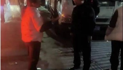 女摊贩欠房租借50元交罚款，执法要给小商贩留条活路