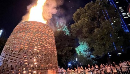 八月十五，广州猎德烧番塔，传统民俗与商业区高楼大厦相辉映