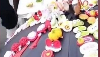 一家人旅游摆摊玩3天赚1000多元：玩了一圈，还赚了