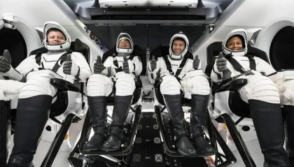 美国“龙”飞船搭载4名宇航员返回地球