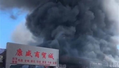 昆明一商贸城发生火灾，现场浓烟滚滚，商户：正在扑火