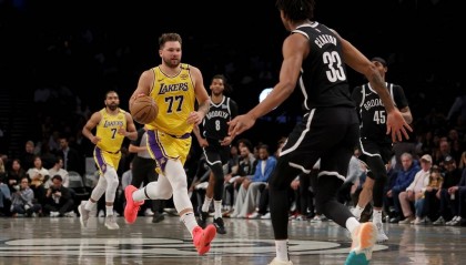 东契奇低效三双里夫斯14中3 老詹缺阵湖人不敌篮网