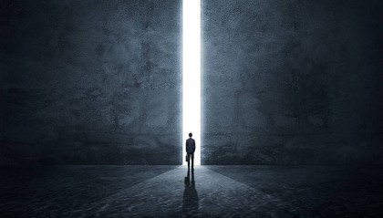 32岁女子银行辞职去大专，学历低又遭解聘