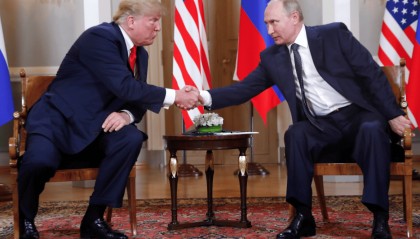 美俄刚通话完毕，俄罗斯便紧急进入戒严状态，接连遭遇两大危机困境