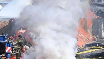 韩国失事客机残骸，突然起火