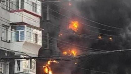 哈尔滨居民楼起火致2死4伤，商户：睡眠中被烟呛醒迅速往外跑，有人从后窗逃生