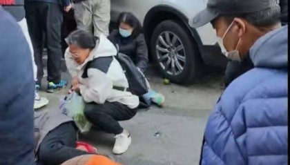沈阳一网红早市发生汽车撞人事件，多人受伤倒地
