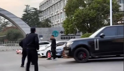揽胜车主精准撞击持刀歹徒，警方回应：被撞男子被救护车拉走，无生命危险
