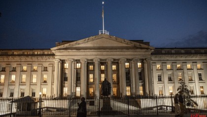 全球金融市场交易员通宵待命，将进行一场“蒙着眼睛在雷区进行的泥浆搏斗”