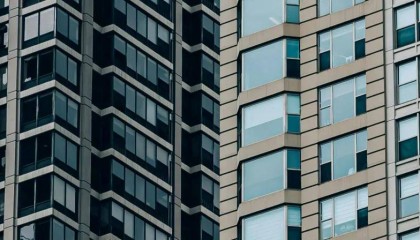 上纬新材复牌后跌停：股票价格与基本面背离，公司称继续推进要约收购