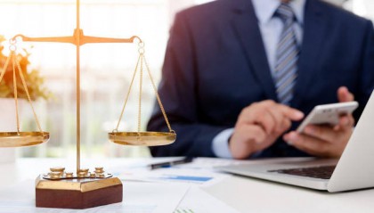 迫使评委交出评分账号密码给围标公司打高分，一招标公司员工获刑8个月