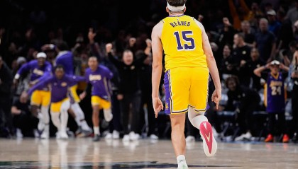 成队史首人，里夫斯绝杀后打趣：詹姆斯和东契奇会说我打得差