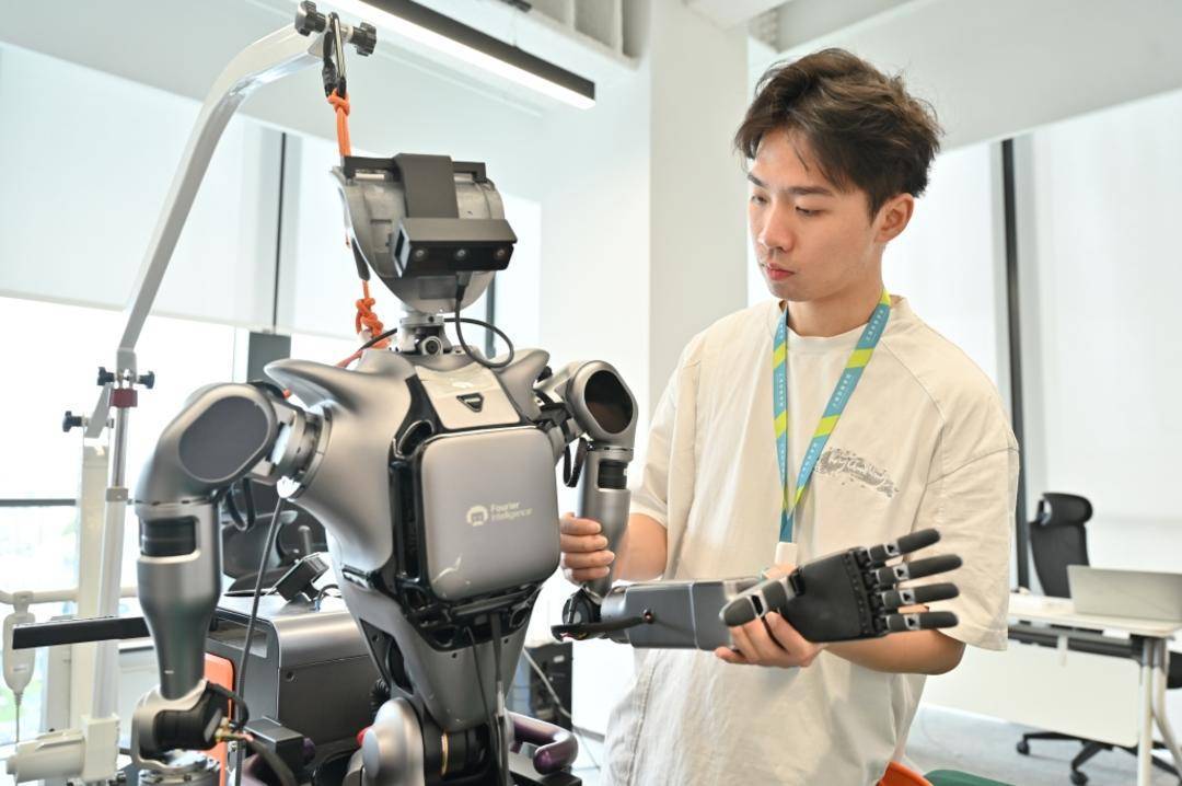 登上“青春集结号”，这三名青年的故事为何引起阵阵欢呼？