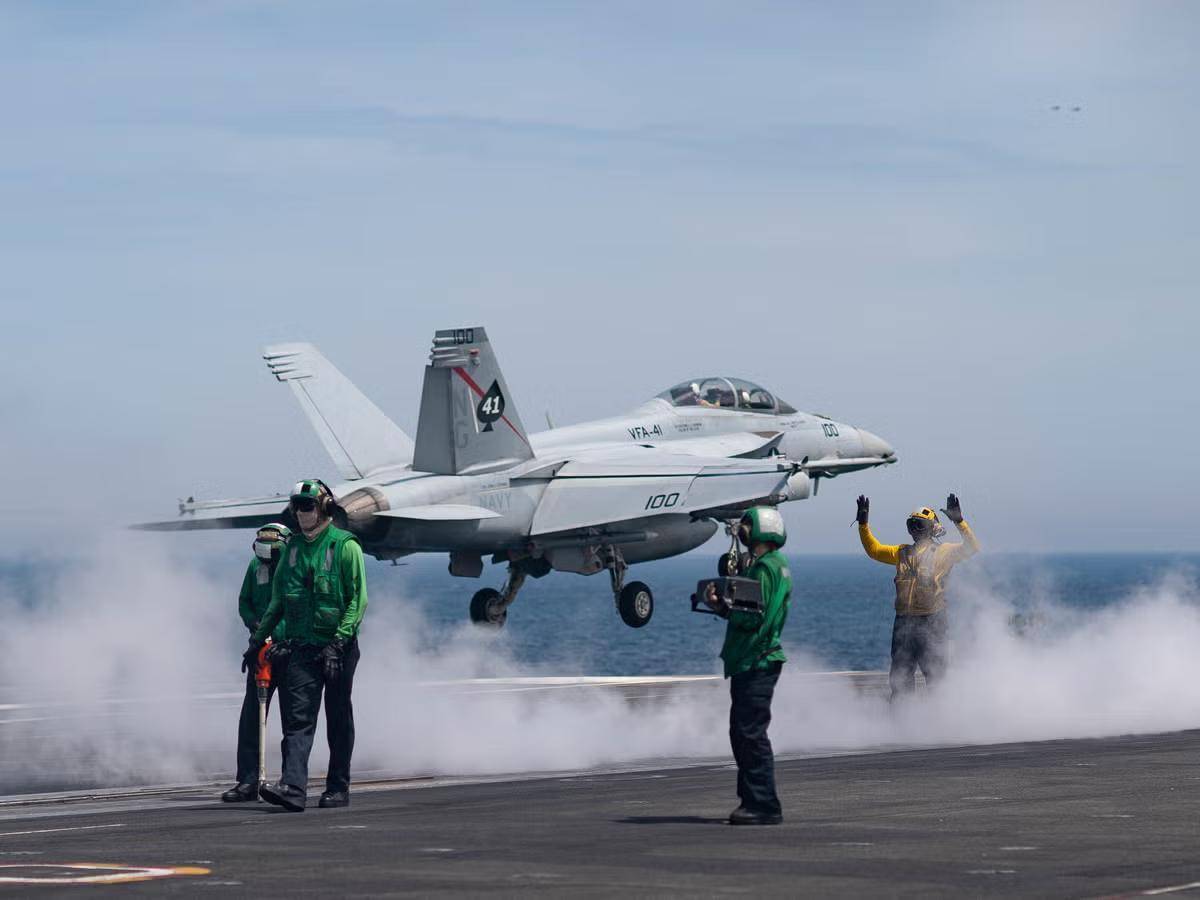变天了,美国媒体首次公开承认,美海军在舰载机领域被福建舰击败