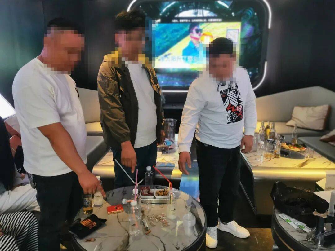 突击清查！KTV包厢内四男三女被控制