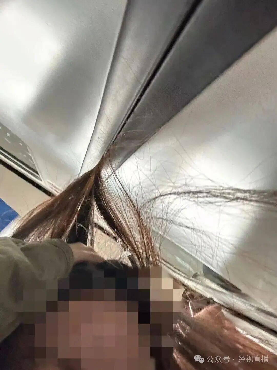 武汉一女子乘地铁头发被车门夹住,夹了一站路才脱困