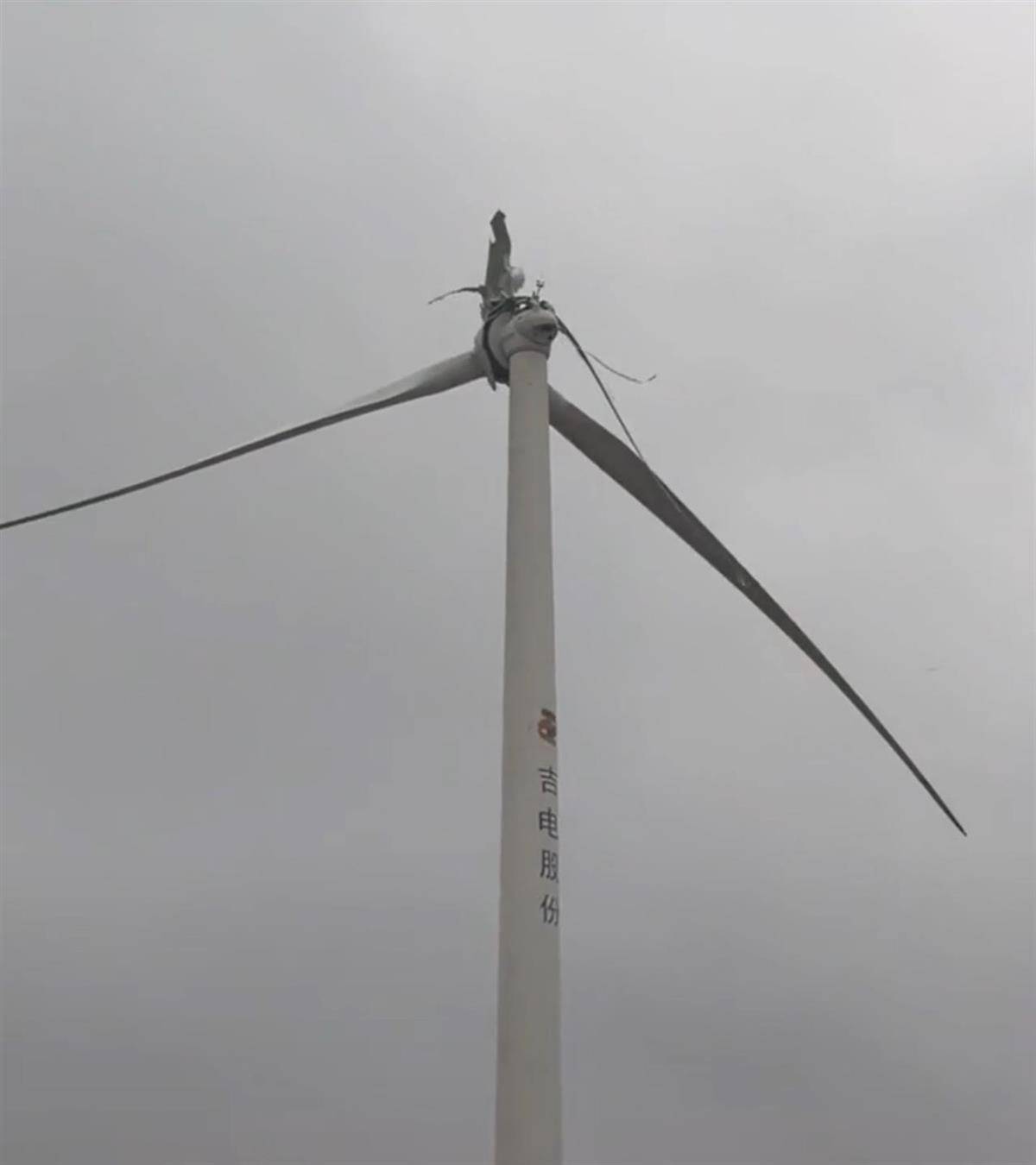 九江一架风力发电机叶片空中断裂，目击者称“玻璃纤维满天飞”，当地：正在处理