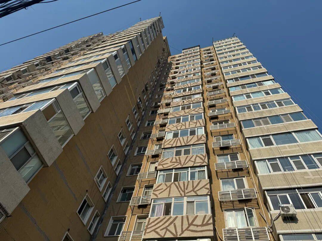 四环边这栋“补丁大楼”挺吓人，物业：明年改造丨有事儿@新京报