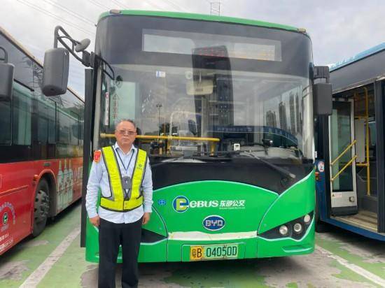 “深圳公交放慢车速等奔跑母子”全网刷屏,司机找到了