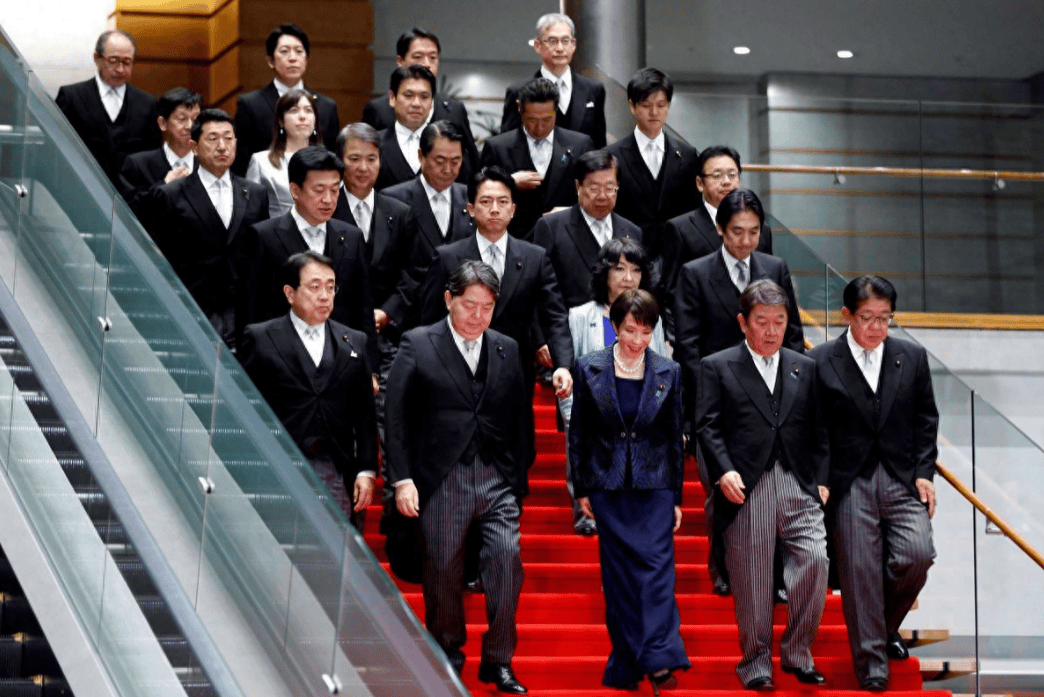 刚把中日紧张关系推向新高峰,高市早苗凌晨三点突然行动,安保团队收到紧急通知
