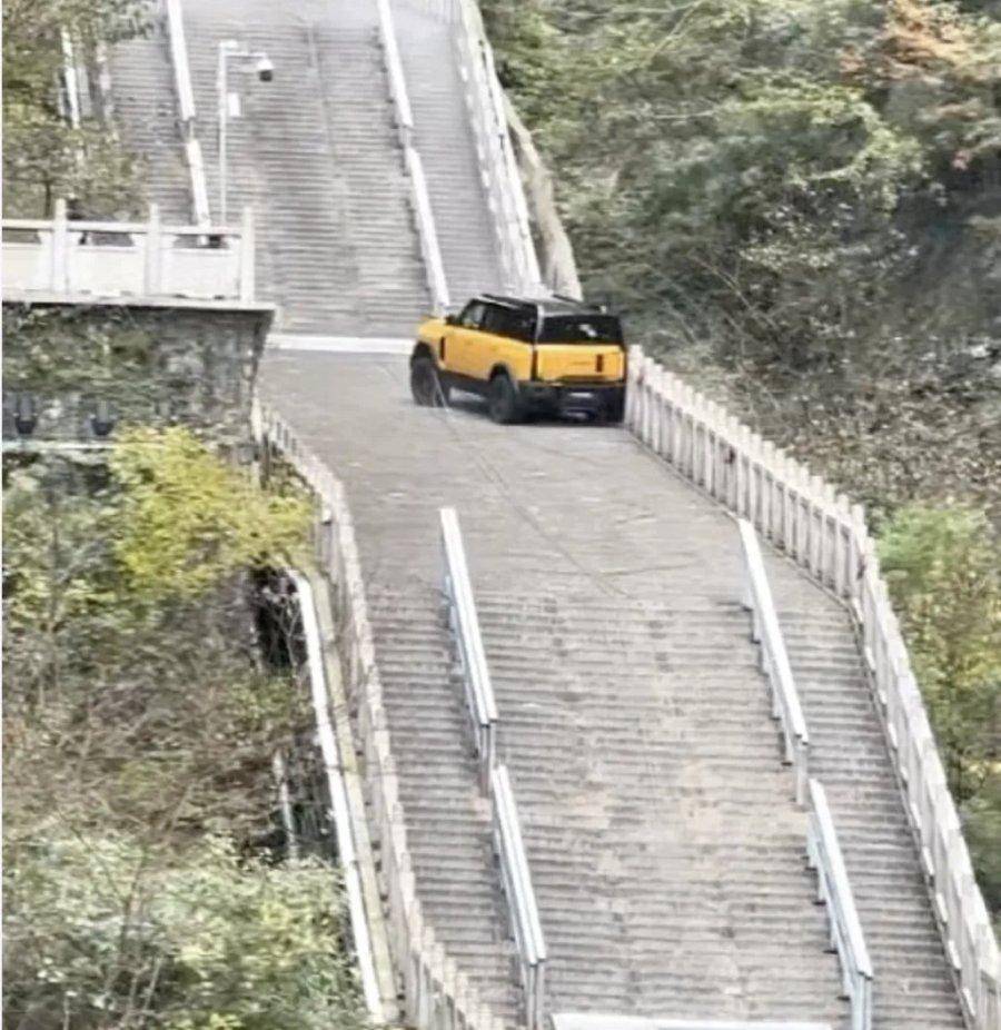 奇瑞汽车测试攀爬天门山天梯溜车撞坏护栏,公司发文致歉
