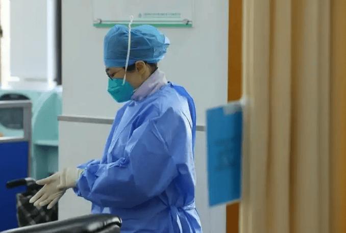 多地医生降薪：有人降幅30% 有人兼职送外卖 官媒曾刊文医生收入应为公务员2倍以上