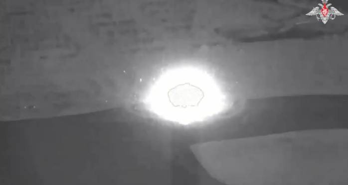 俄军弹道导弹击中乌方三套导弹发射装置,其中包括“海马斯”,现场发生巨大爆炸