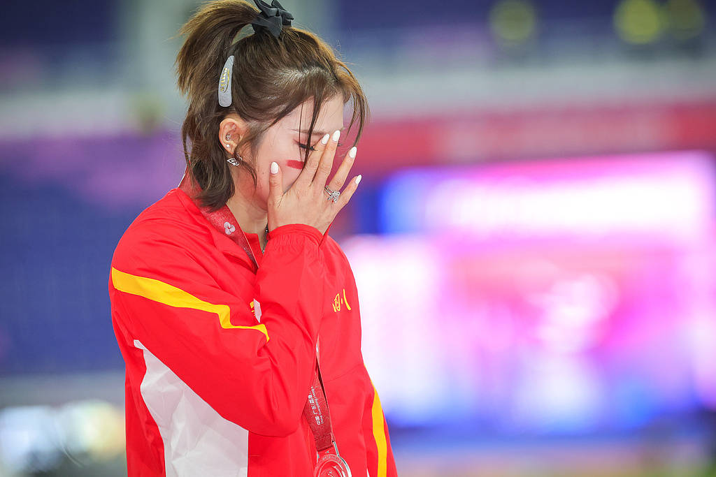 吴艳妮摘银颁奖台上仰面爆哭，她向粉丝和家人鞠躬，“给自己打0分，对不起你们”